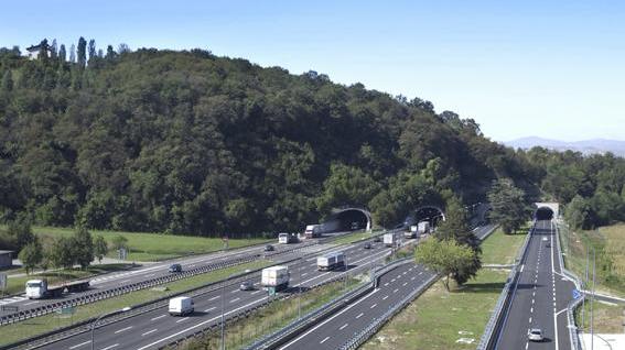 Le nostre autostrade sono una miniera d'oro: boom di profitti per tutti i concessionari
