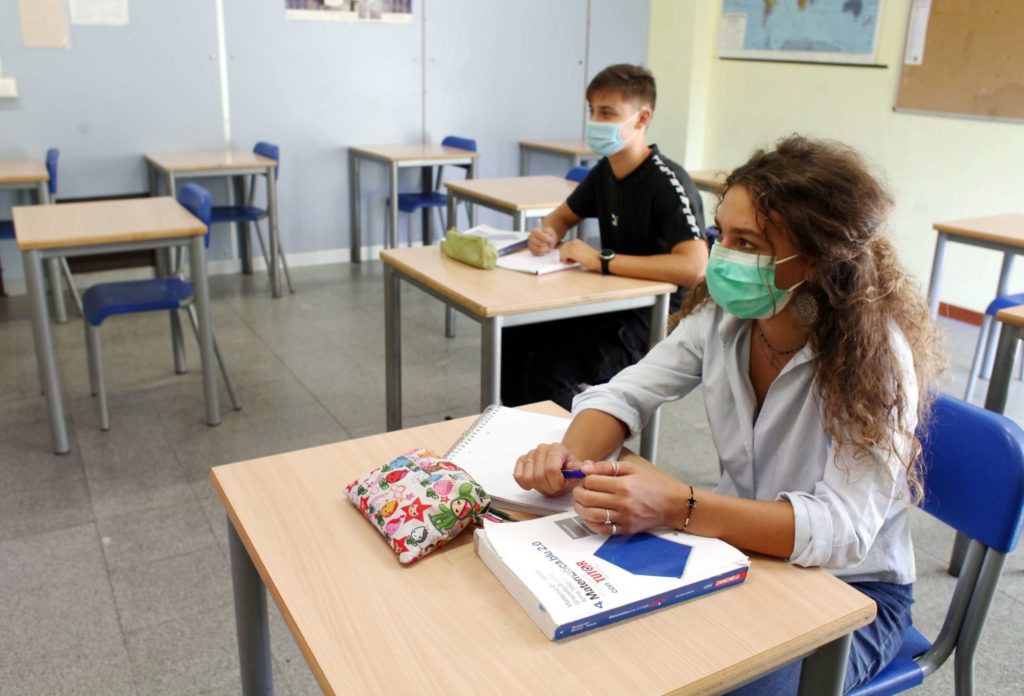 Si riparte senza mascherine: le scuole costrette a chiedere alle famiglie di comprarle
