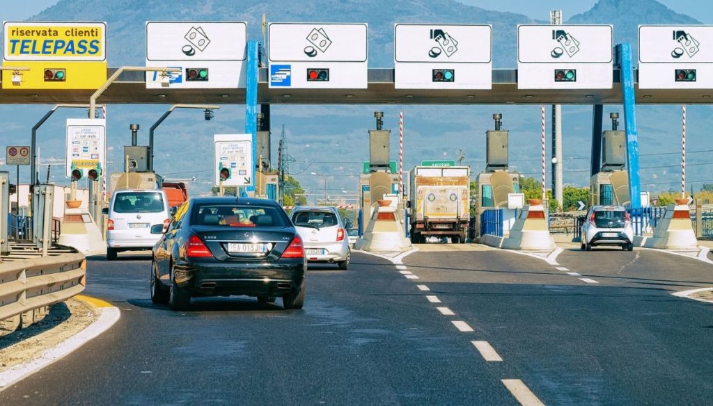 Le nostre autostrade sono una miniera d'oro: boom di profitti per tutti i concessionari
