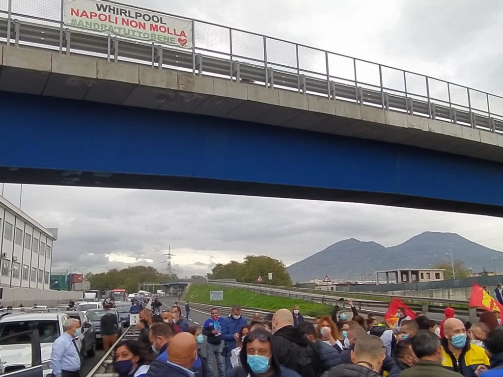 Whirlpool, la rabbia degli operai a Napoli: bloccata l'autostrada A1