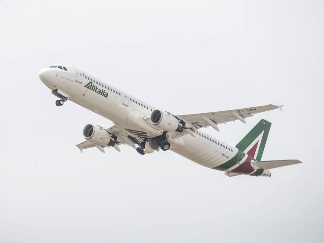 Alitalia, cassa integrazione prorogata per i 7 mila dipendenti. Ma il futuro resta un rebus