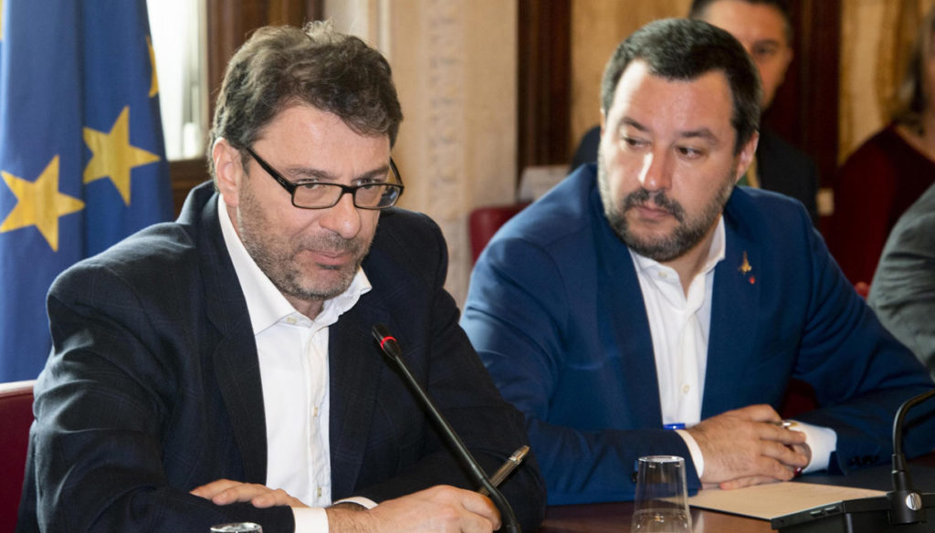 La Lega tende la mano a Bruxelles: Salvini sposa la linea europeista di Giorgetti
