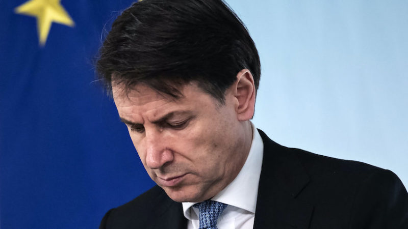 Gli italiani voltano le spalle a Conte: sondaggi horror per il premier, sempre meno amato