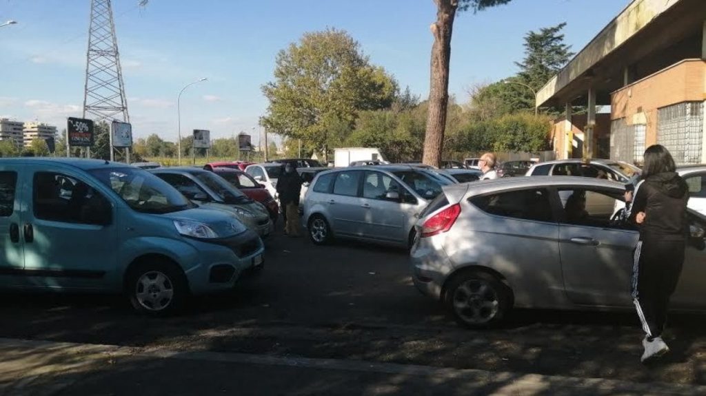 Roma, code infinite per un tampone al Centro Carni: il sistema Lazio è nel caos
