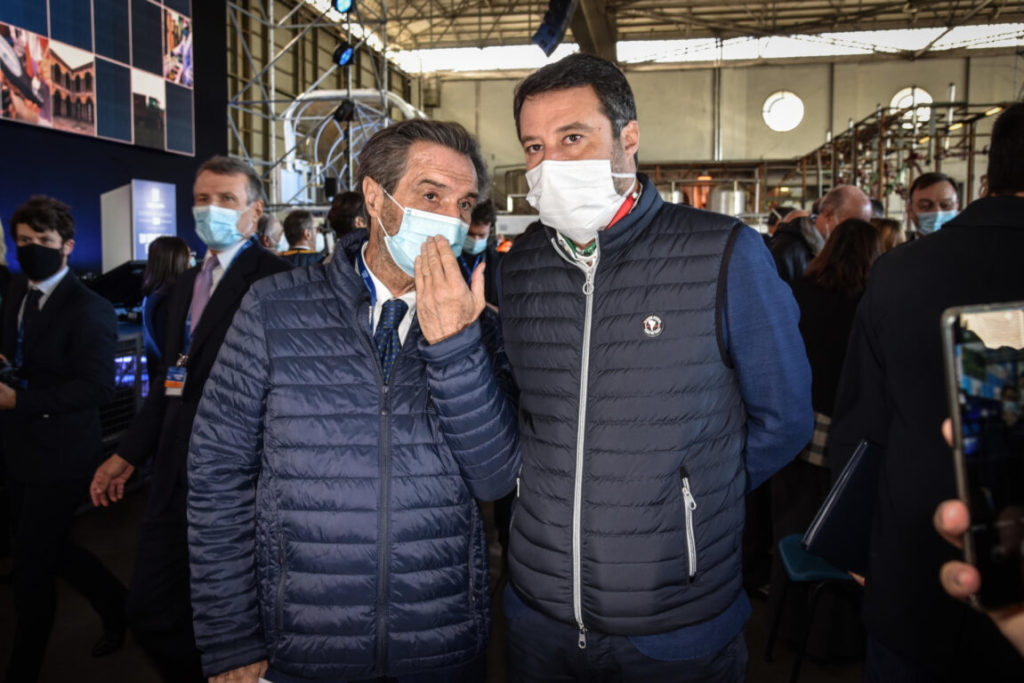 I virologi avvisano le Regioni: "Il coprifuoco non serve". Proteste dei ristoratori in Lombardia
