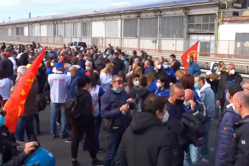Whirlpool, la rabbia degli operai a Napoli: bloccata l'autostrada A1