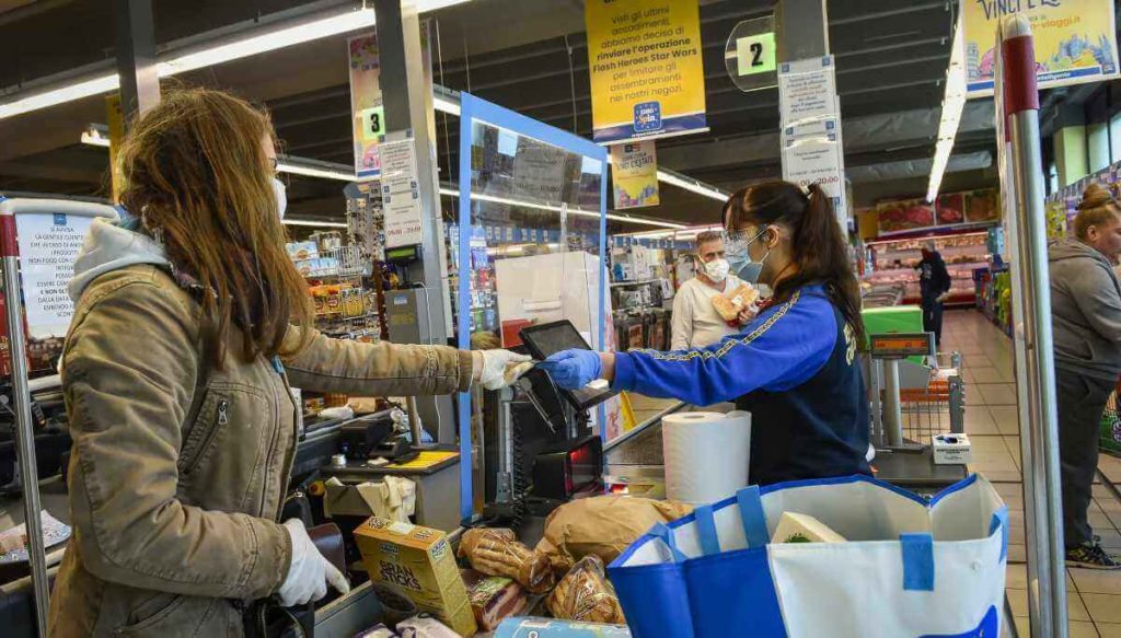 "Tu ci chiudi, tu ci paghi". E il conto è salatissimo: con le restrizioni, già in fumo 3,6 miliardi