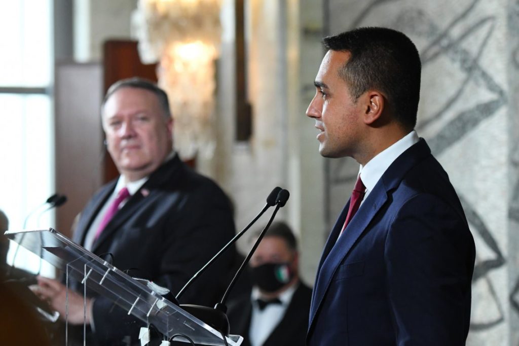 Di Maio sconfessa Di Maio: ora giura fedeltà agli Usa e rinnega la Cina 