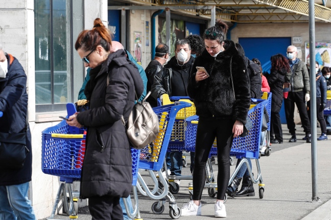 Gli italiani hanno paura: la corsa al risparmio soffoca la ripresa
