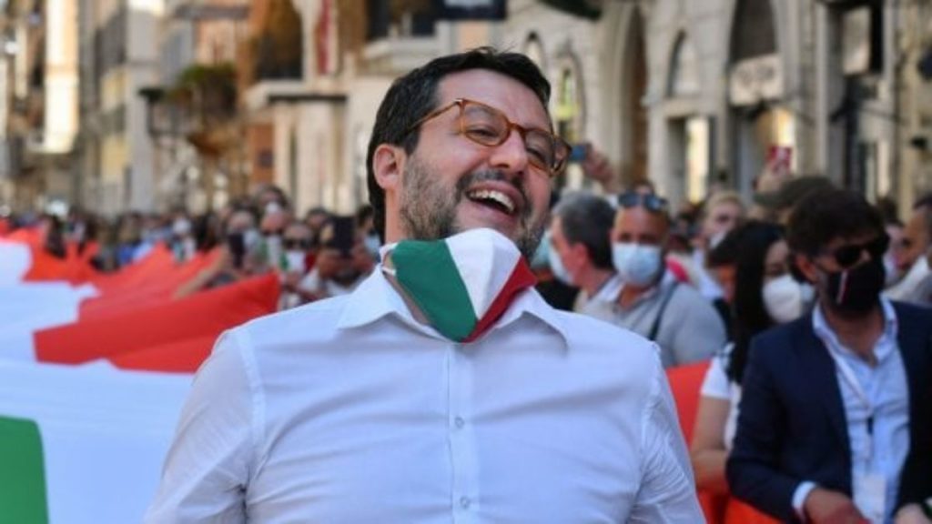 La giravolta di Salvini: "Lockdown? Se necessario, è giusto farlo"
