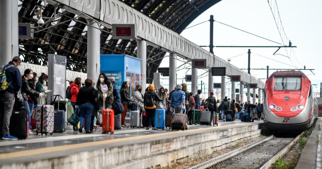 La strana storia dei treni: impossibile prenotarli per Natale. Il governo ci nasconde qualcosa?