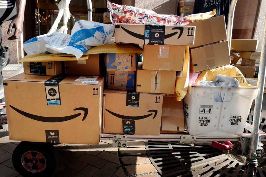 Il nuovo esercito di Amazon: boom di assunzioni (precarie) per distribuire i regali di Natale