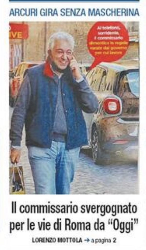 Il bell'esempio di Arcuri: in giro per Roma con la mascherina (ancora) abbassata