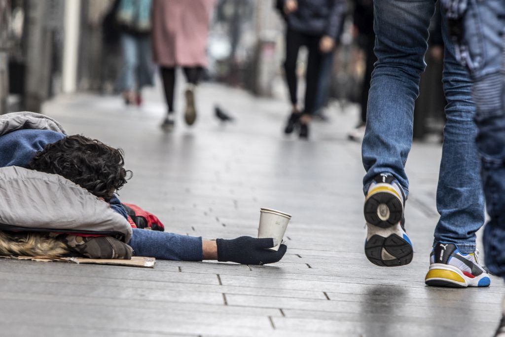 La disperazione di Anna, in fila alla Caritas: "Mi servono pannolini per mio figlio"