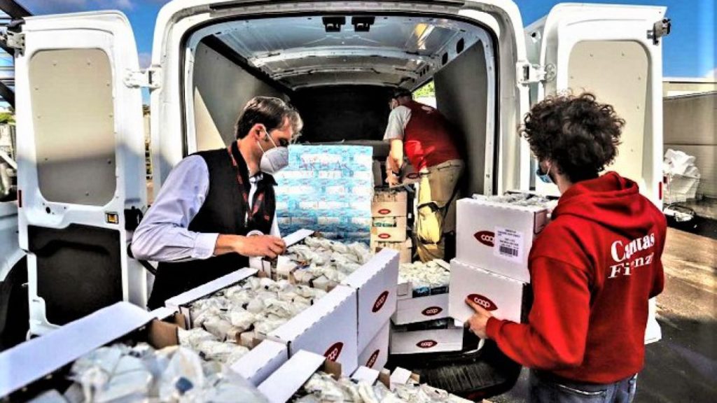 La disperazione di Anna, in fila alla Caritas: "Mi servono pannolini per mio figlio"