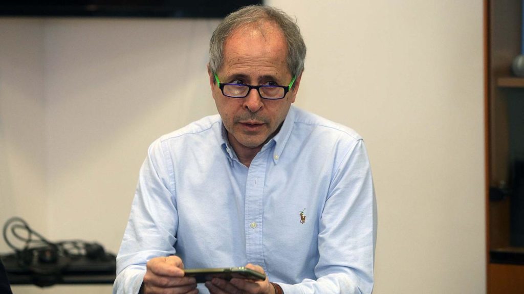 Crisanti: "Perché le aziende farmaceutiche nascondono i dati sul vaccino?"