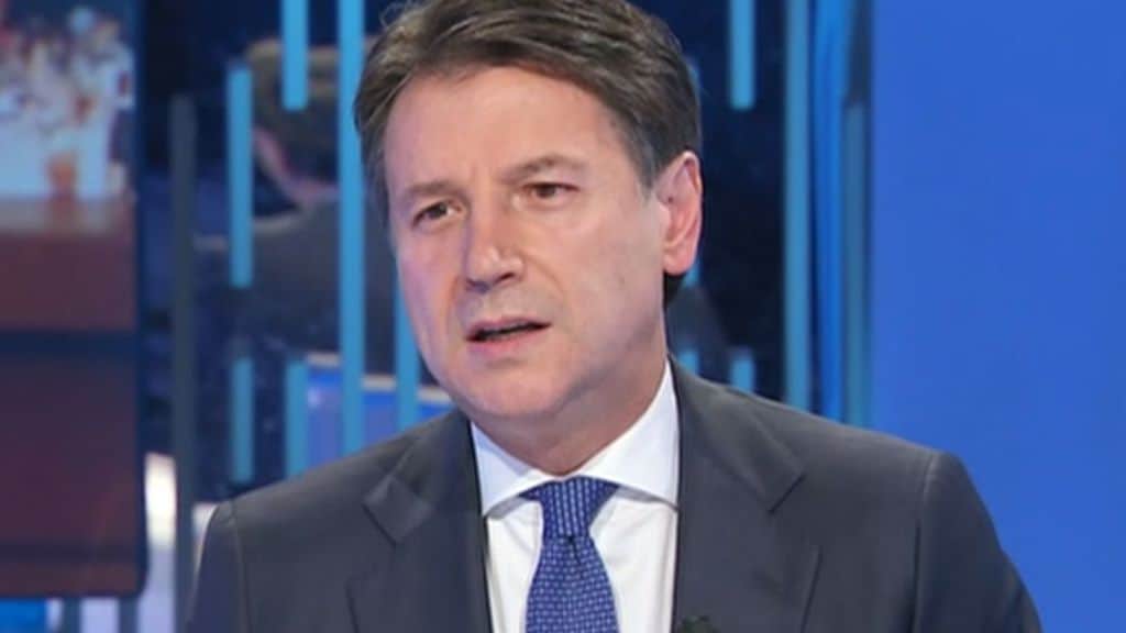 Il bell'esempio di Conte che tossisce in diretta dalla Gruber senza mascherina
