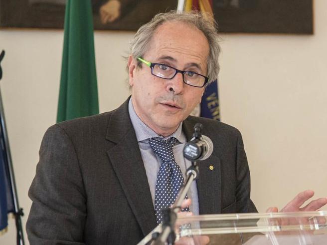 Crisanti: "Perché le aziende farmaceutiche nascondono i dati sul vaccino?"