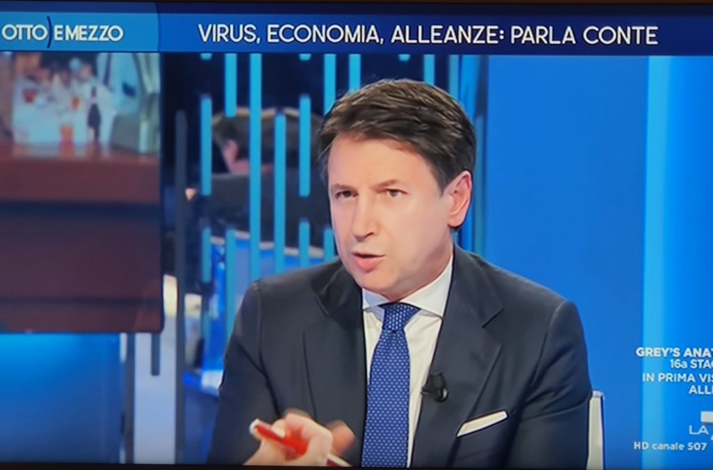 Il bell'esempio di Conte che tossisce in diretta dalla Gruber senza mascherina