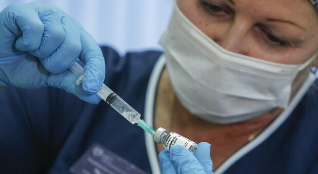 L'ex dirigente Pfizer: "Il vaccino? Non è stato ancora testato a sufficienza"