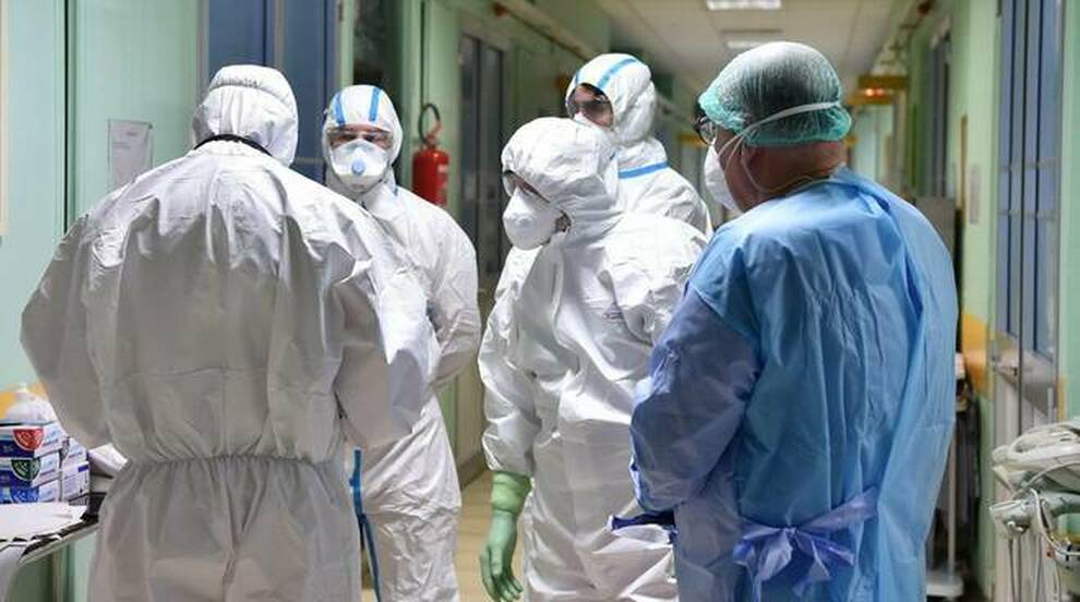 Ospedali vecchi, poco personale: in Calabria il Covid si combatte con il coraggio dei medici
