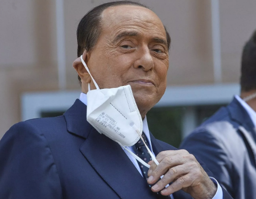 Tutti vogliono Berlusconi: Pd e M5S pronti a tendere la mano al vecchio nemico