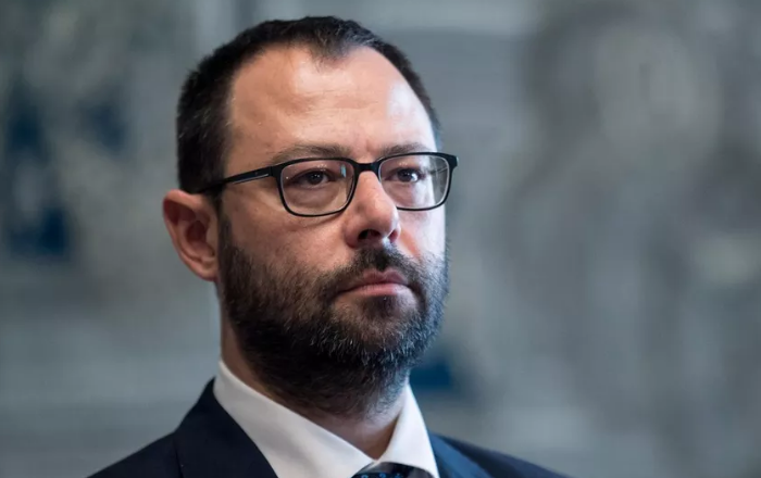 Gli incontri segreti tra Patuanelli e Castellucci: cosa non torna nella versione del ministro