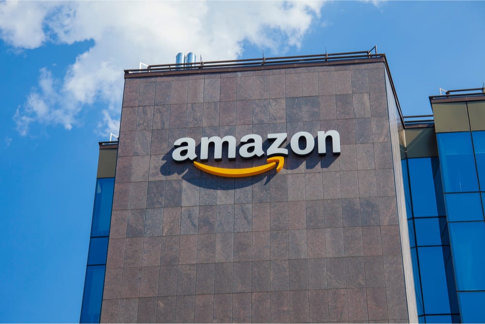 "Io, lavoratore stagionale di Amazon, costretto a vivere in camper davanti l'azienda"