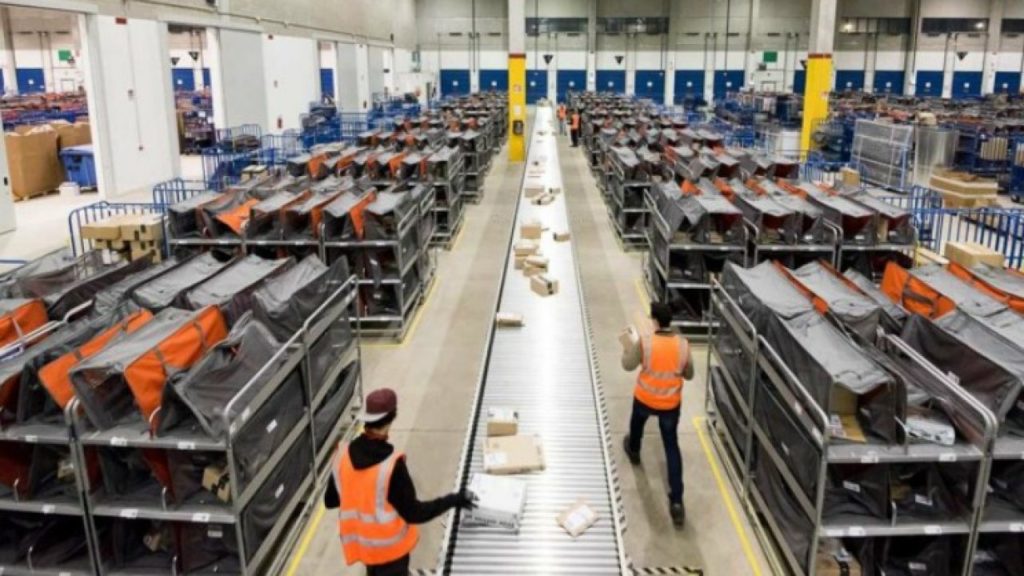 "Io, lavoratore stagionale di Amazon, costretto a vivere in camper davanti l'azienda"