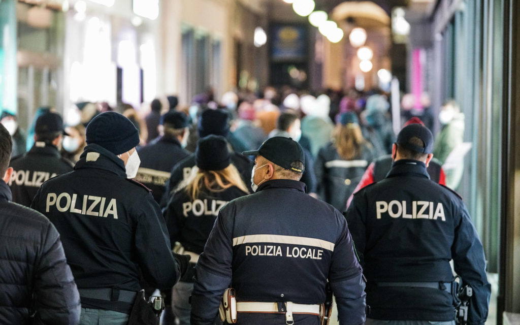 Il governo avverte gli italiani: "6 anni di carcere per una falsa autodichiarazione" 