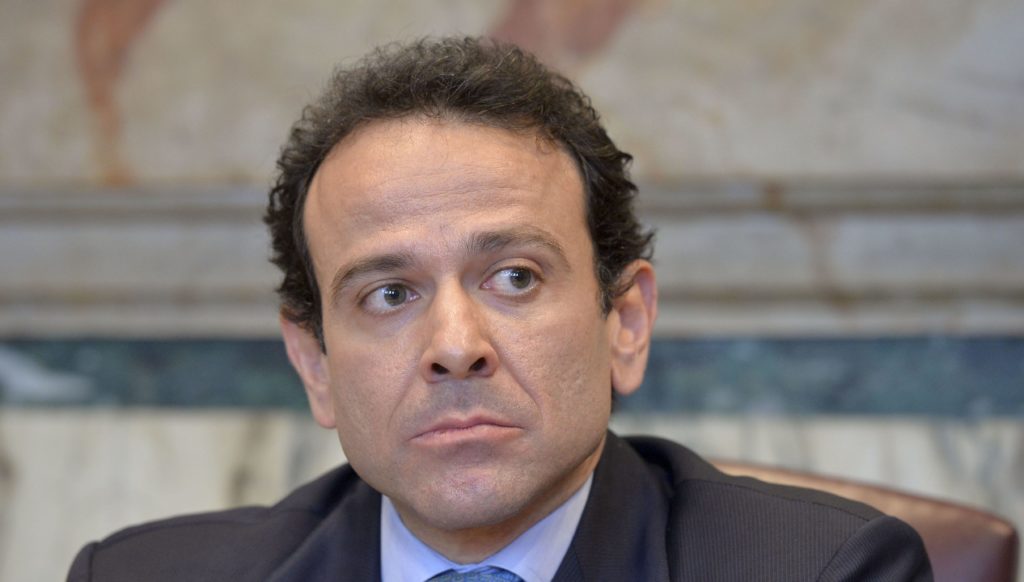 Il regalo del M5S a Philip Morris: "Una manina grillina tolse i rincari sul tabacco"