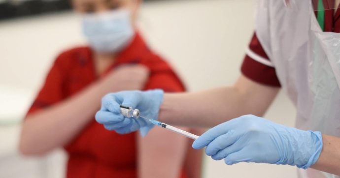 L'Italia recluta medici e infermieri per le vaccinazioni. Tutti precari, con contratti da 9 mesi