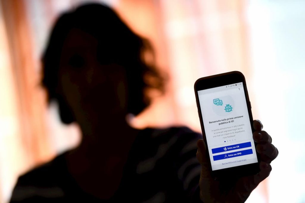 Pronti via e il cashback è subito un flop: app bloccata e caos tra gli utenti
