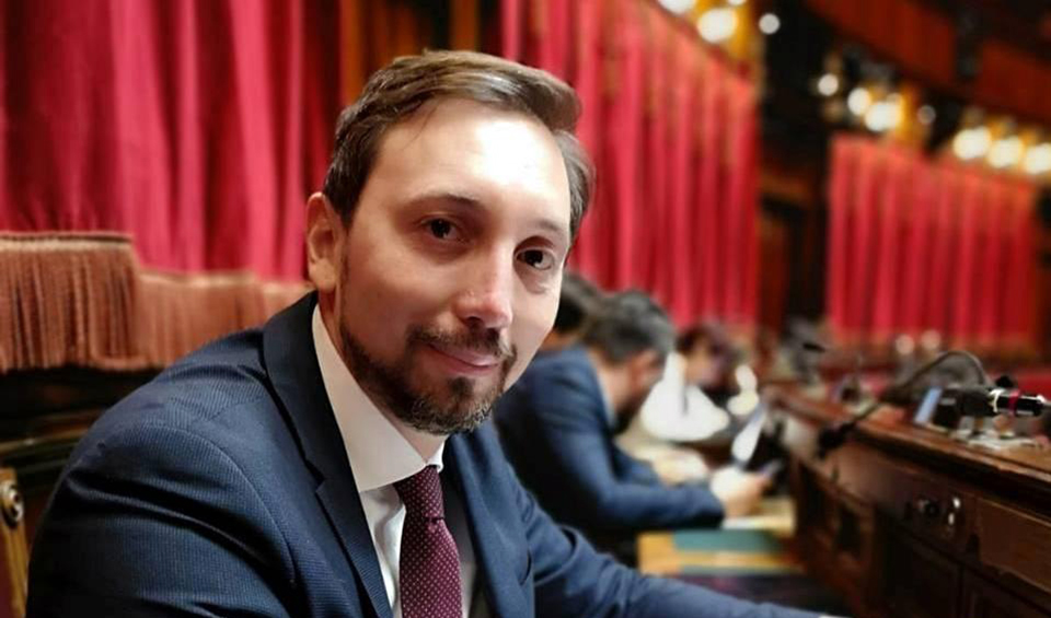 Il regalo del M5S a Philip Morris: "Una manina grillina tolse i rincari sul tabacco"
