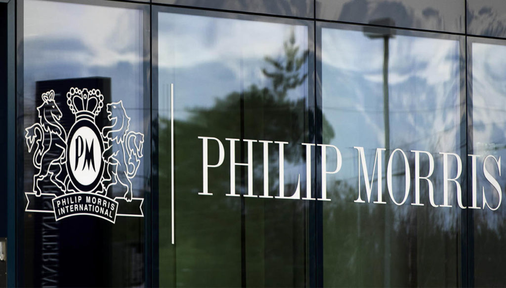 Il regalo del M5S a Philip Morris: "Una manina grillina tolse i rincari sul tabacco"
