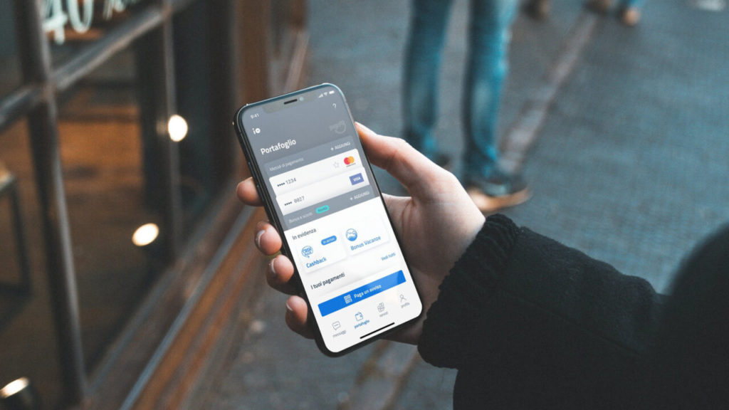 Pronti via e il cashback è subito un flop: app bloccata e caos tra gli utenti