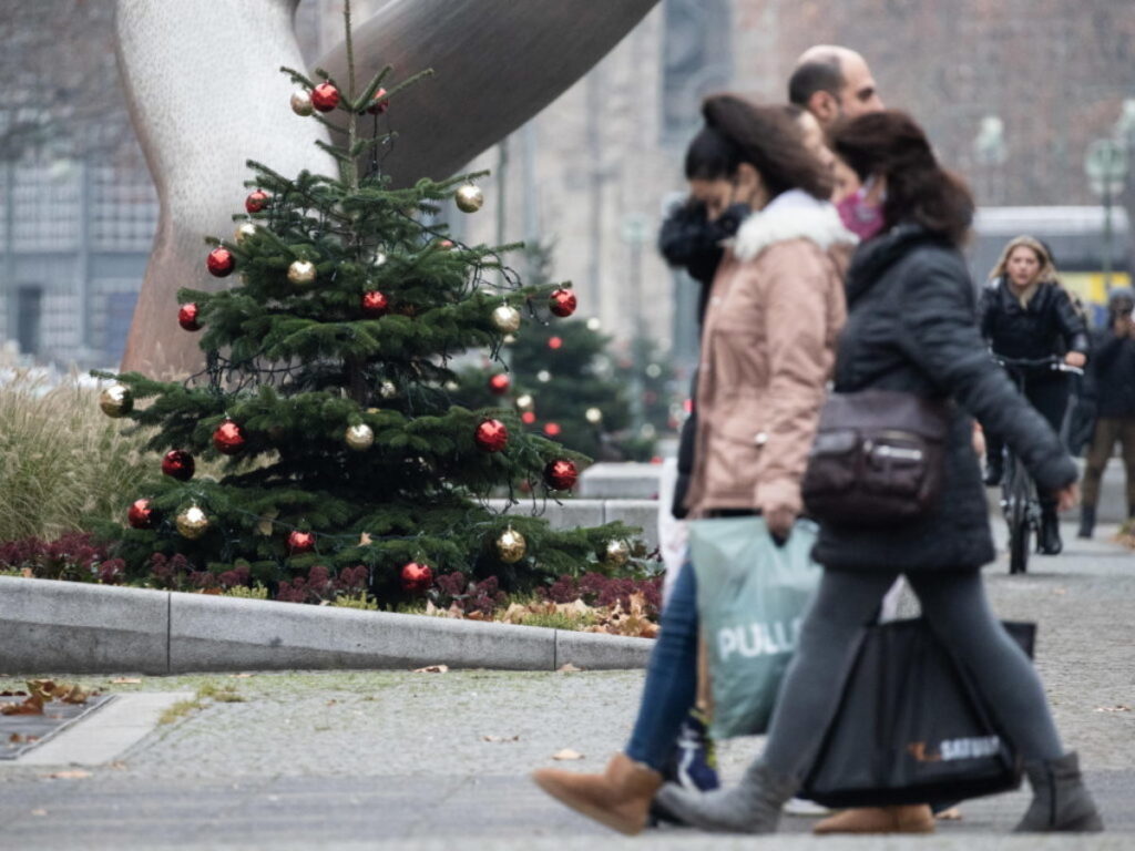 L’ultima del governo: soffocare Natale. Negozi chiusi e coprifuoco anticipato