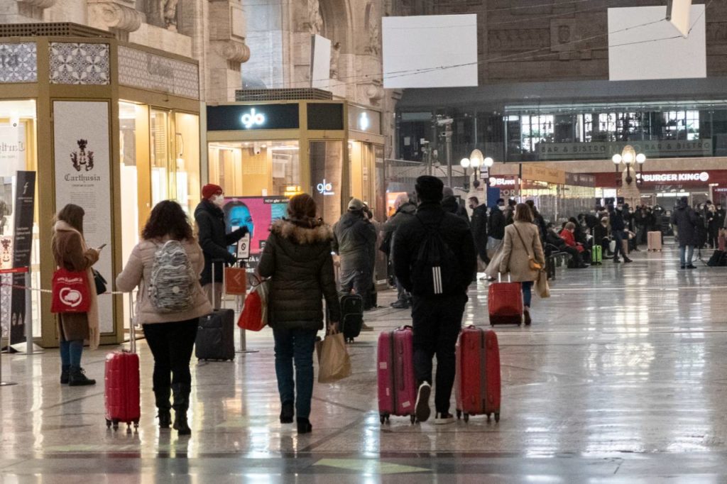 Natale, 200 mila italiani in fuga da Milano e le scuole restano senza insegnanti 
