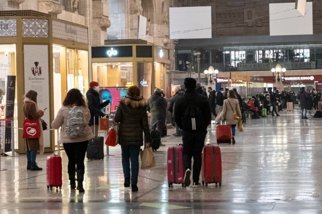 Natale, 200 mila italiani in fuga da Milano e le scuole restano senza insegnanti