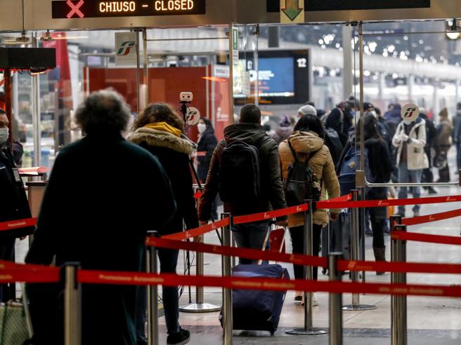 Natale, 200 mila italiani in fuga da Milano e le scuole restano senza insegnanti 