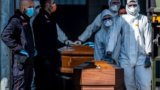 "Troppi errori nella pandemia": 500 parenti delle vittime di Covid chiedono al governo di essere risarciti