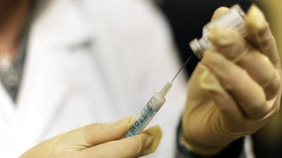 Troppi "no" al vaccino in corsia: nel governo torna alla carica il partito dell'obbligo