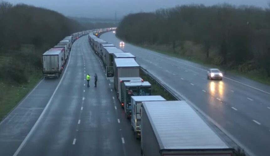 Gli autotrasportatori contro il governo: "Abbandonati durante le feste tra file, gelo e disservizi"