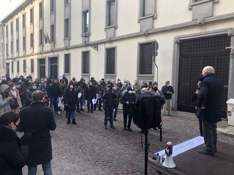 Gli italiani scendono in piazza: da Nord a Sud, monta la rabbia contro la violenza di Stato del governo