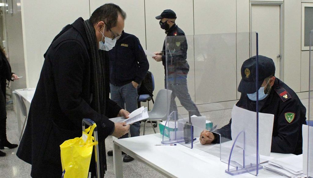 La campagna di vaccinazione non decolla. E allora torna di moda la "patente di immunità"