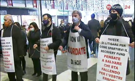 Gli italiani scendono in piazza: da Nord a Sud, monta la rabbia contro la violenza di Stato del governo