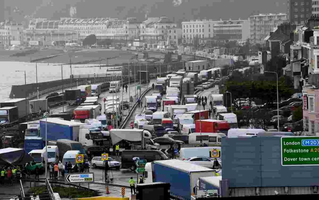 Gli autotrasportatori contro il governo: "Abbandonati durante le feste tra file, gelo e disservizi"