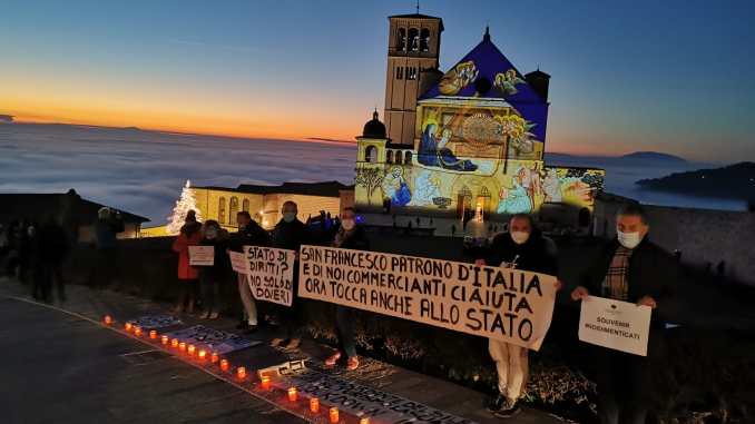 Gli italiani scendono in piazza: da Nord a Sud, monta la rabbia contro la violenza di Stato del governo
