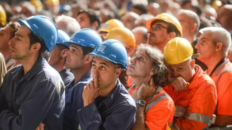 Taranto, rabbia e proteste contro l'accordo sull'ex Ilva: la città si veste a lutto