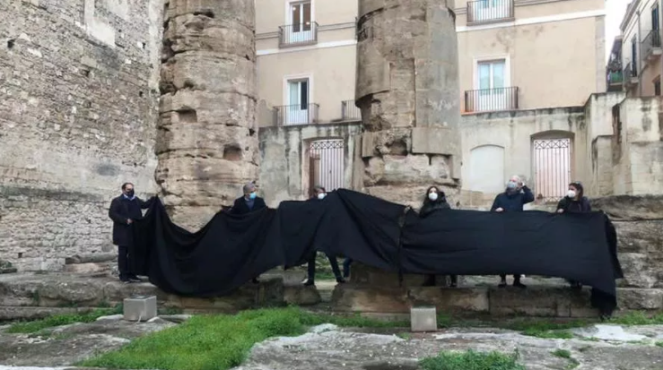 Taranto, rabbia e proteste contro l'accordo sull'ex Ilva: la città si veste a lutto